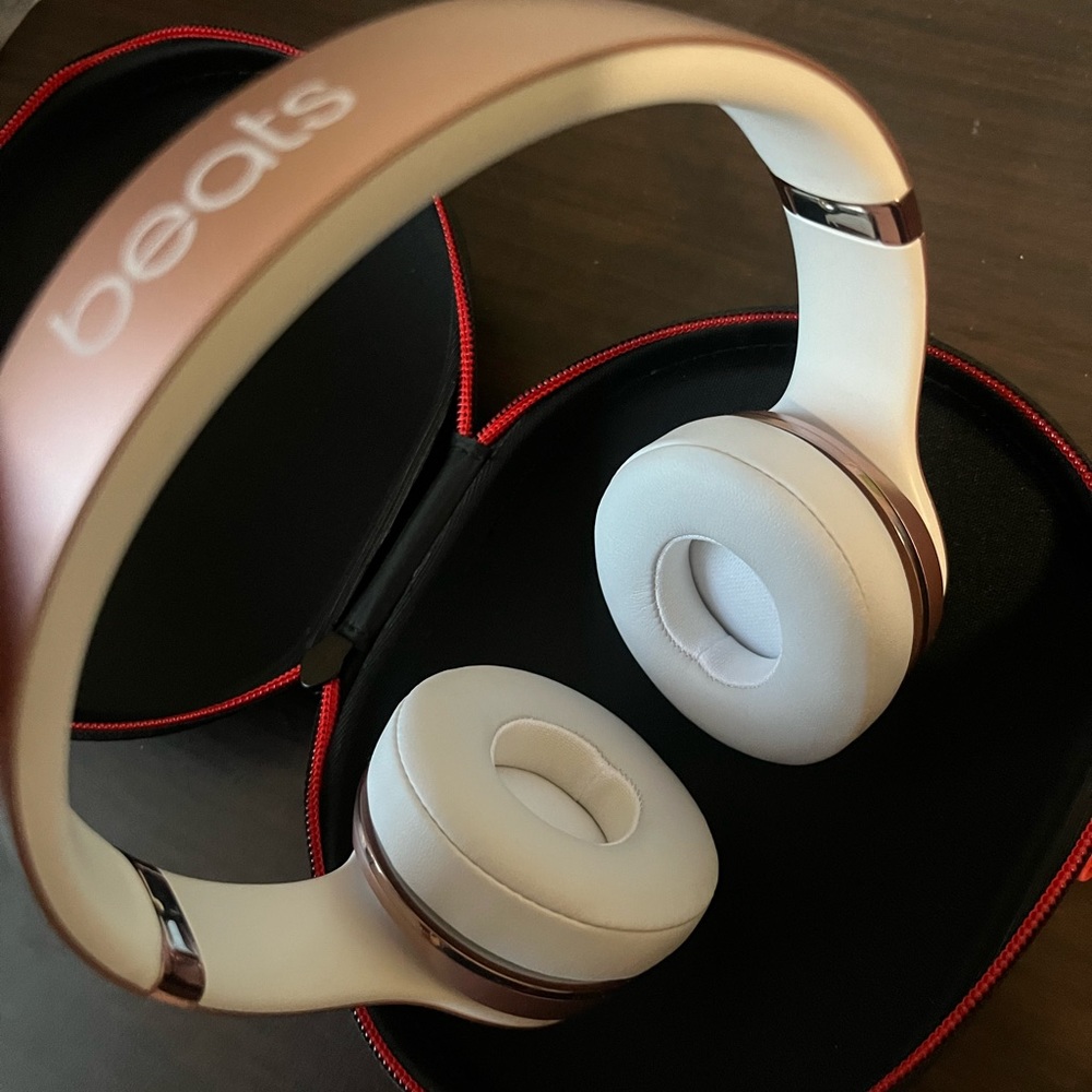 Rose Gold Beats Solo 3